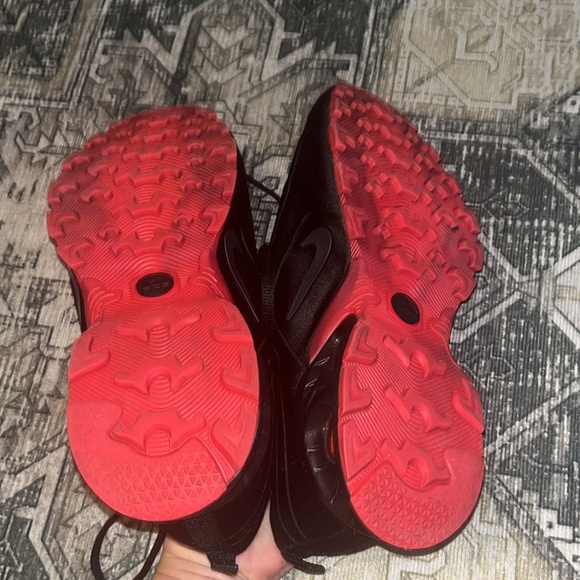 Nike women’s Air Max black and red size 8.5 - Picture 5 of 6
